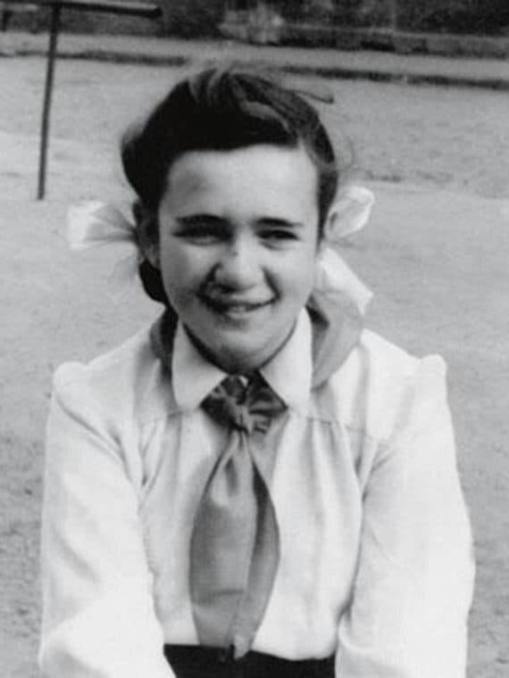 Галина Волчек в школьные годы.