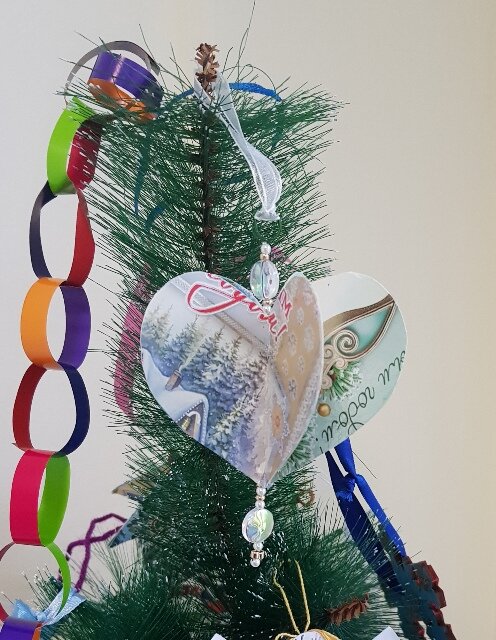 Яркие интересные ёлочные игрушки из старых открыток 