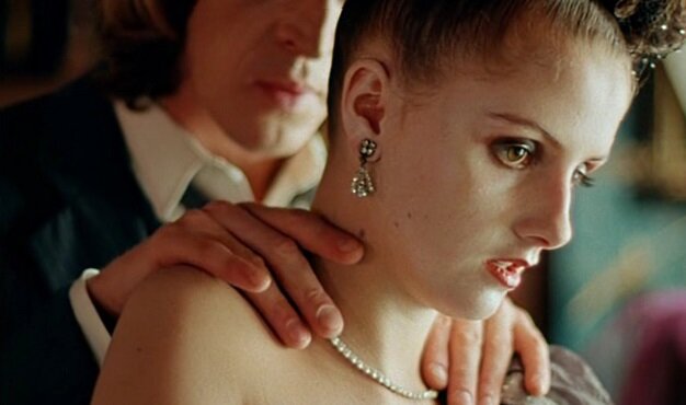 Инфернальный оформитель и не менее пугающая красавица.