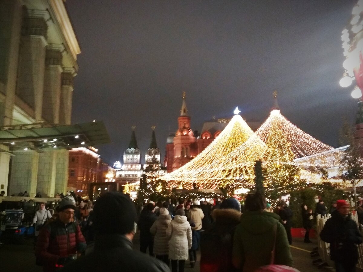 Две ёлки на одной площади, или жёсткая прогулка по новогодней Москве |  Красота в глазах смотрящего | Дзен