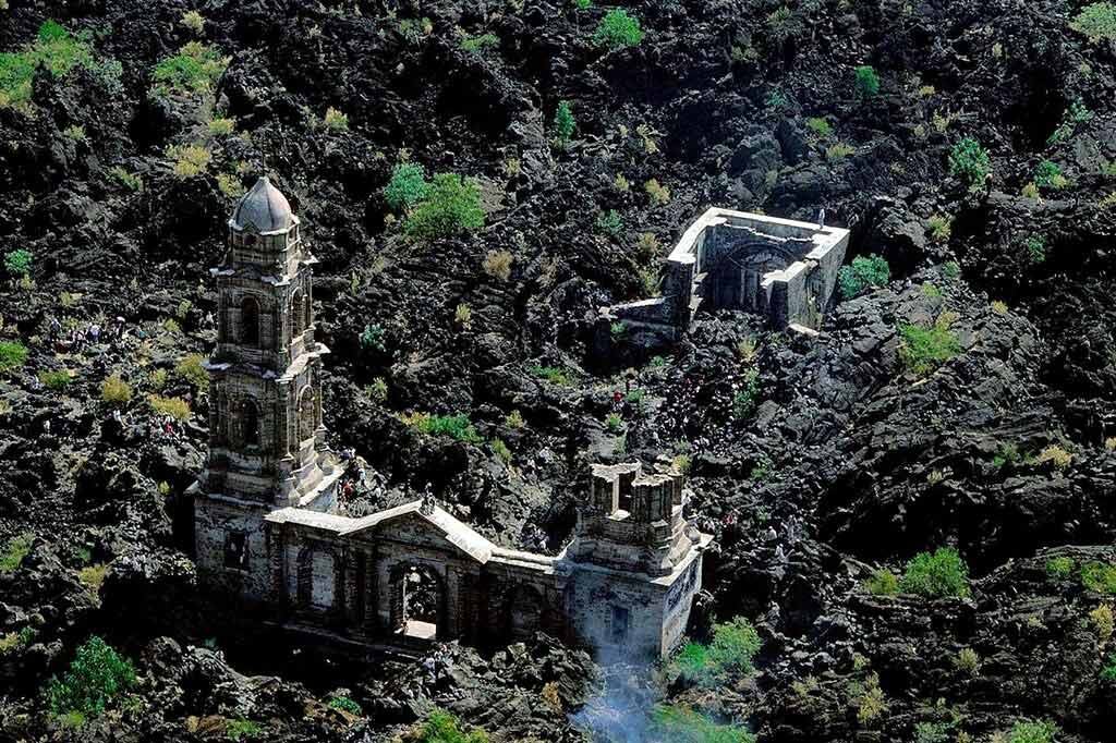 Развалины церкви Святого Иоанна над полем лавы - все, что осталось от села, погребенного при рождении вулкана Парикутин.