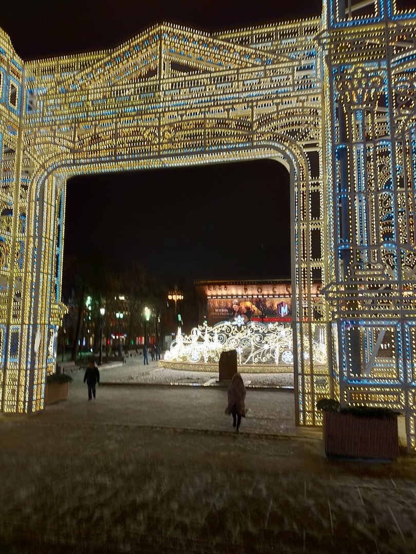 Такая же яркая арка за спиной памятника. И сквозь нее - Театр Россия, бывший кинотеатр Пушкинский, он же бывший кинотеатр Россия. 