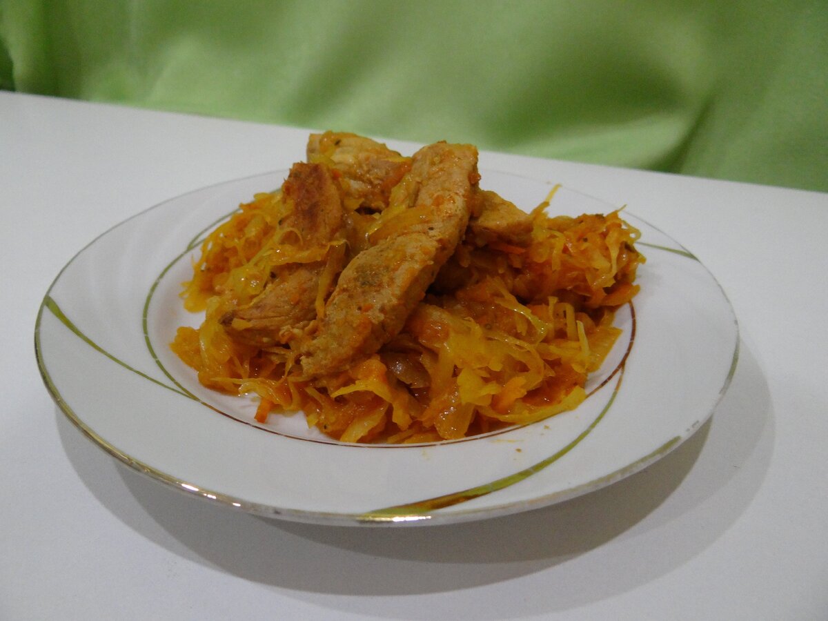 Квашенная капуста тушеная с пикантной поджаркой.