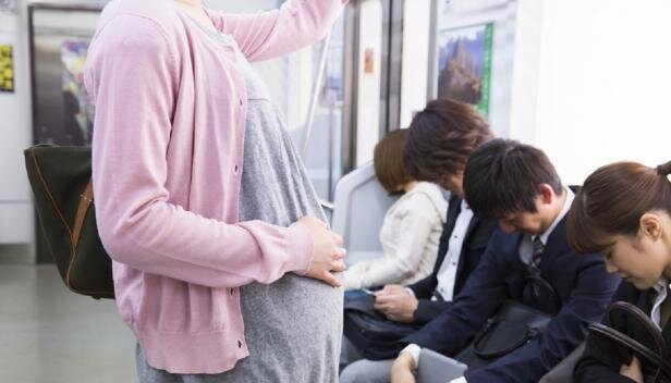 В Японии притесняют беременных женщин