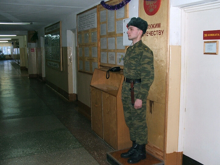 Дневальный по роте в суточном наряде. Тумбочка дневального.