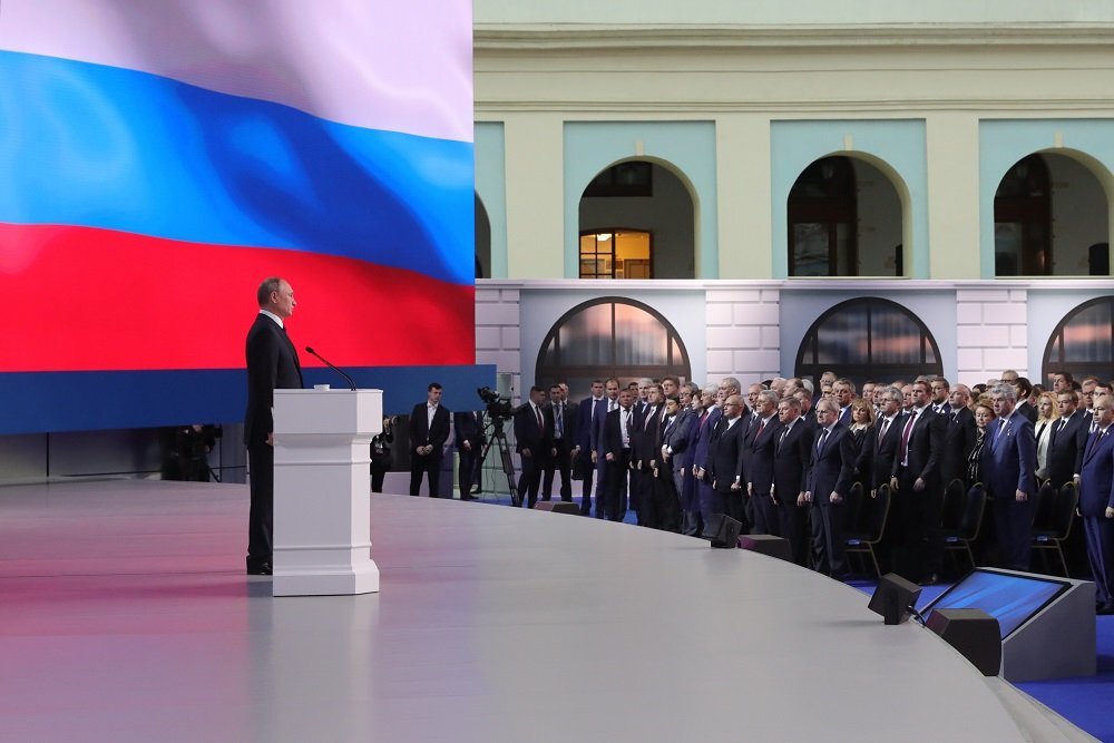  Президент России Владимир Путин подписал распоряжение о проведении совместного заседания палат парламента, из которого следует, что послание Федеральному Собранию будет оглашено в столичном выставочном зале "Манеж" в полдень 15 января. Документ опубликован официальном интернет-портале правовой информации.