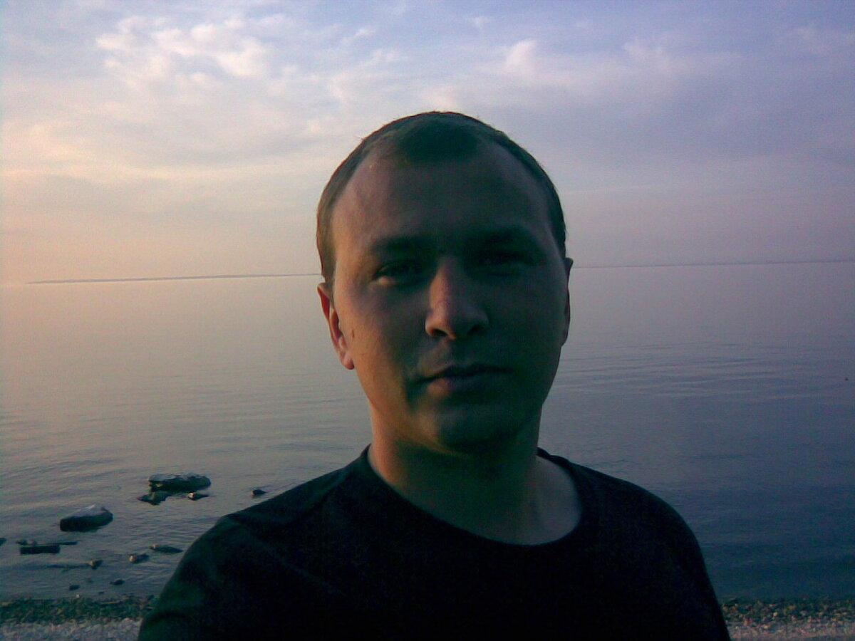 Лет пять после дембеля. За спиной наша Волга.