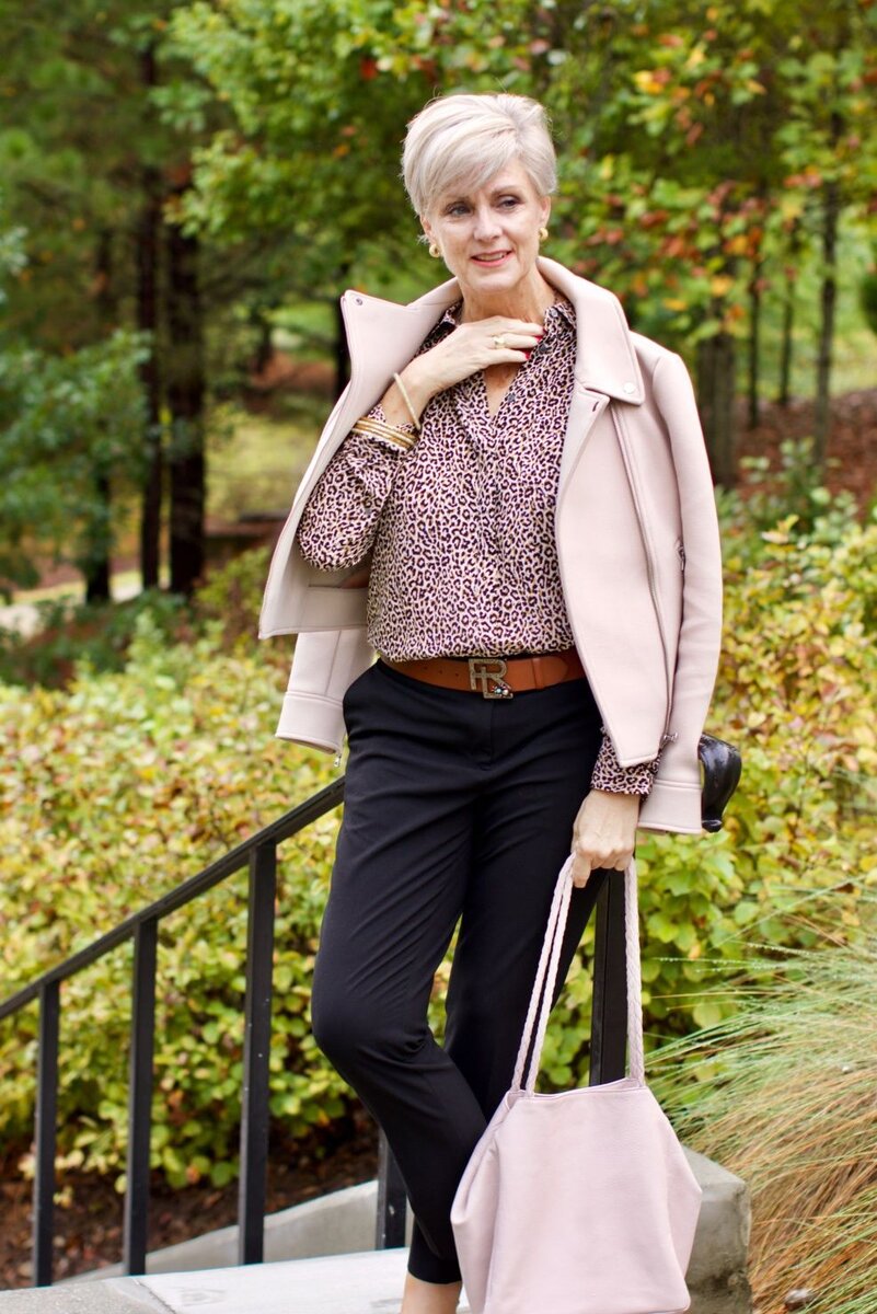 Женщинам за 50 лучше выбирать одежду светлых оттенков. /Фото: i.pinimg.com