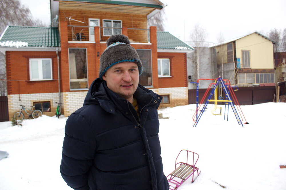 Петр Бритов предоставил для лося свой собственный гараж