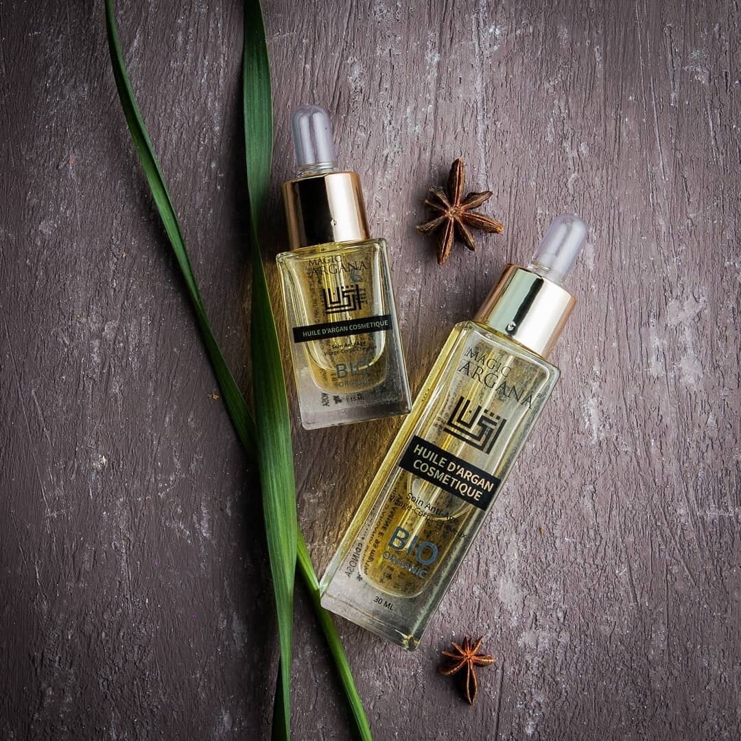 Аргановое масло Magic Argana из НЕОБЖАРЕННЫХ (СЫРЫХ) плодов в упаковке для использования в косметических целях.