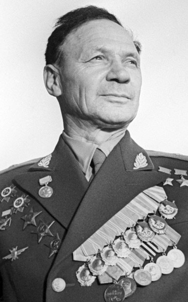 Владимир Константинович Коккинаки (1904 - 1985) - лётчик-испытатель, дважды Герой Советского Союза, заслуженный лётчик-испытатель СССР, генерал-майор авиации. Фотография из открытых источников.
