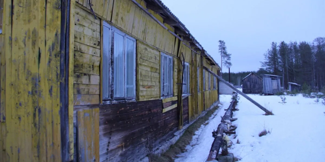 В карельском поселке требуют плату за дома, в которых никогда не было ремонта. А некоторых домов уже попросту не существует!