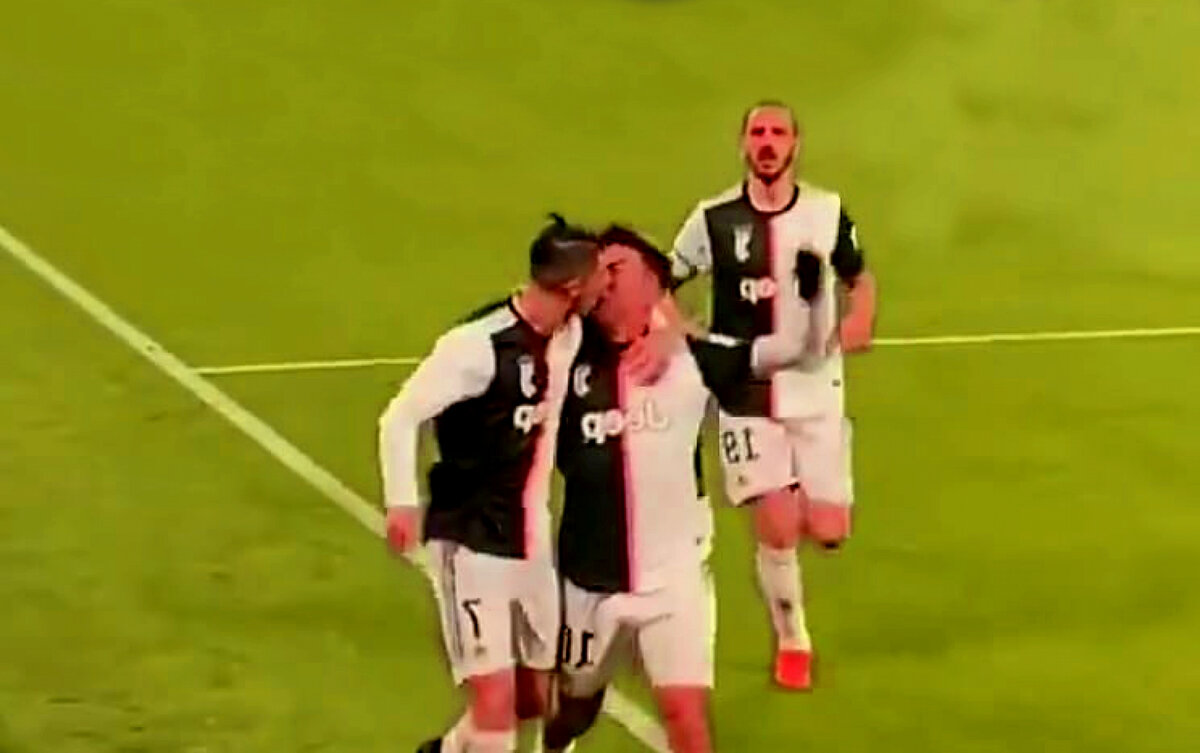 Роналду поцеловал Дибалу. Скандальное фото