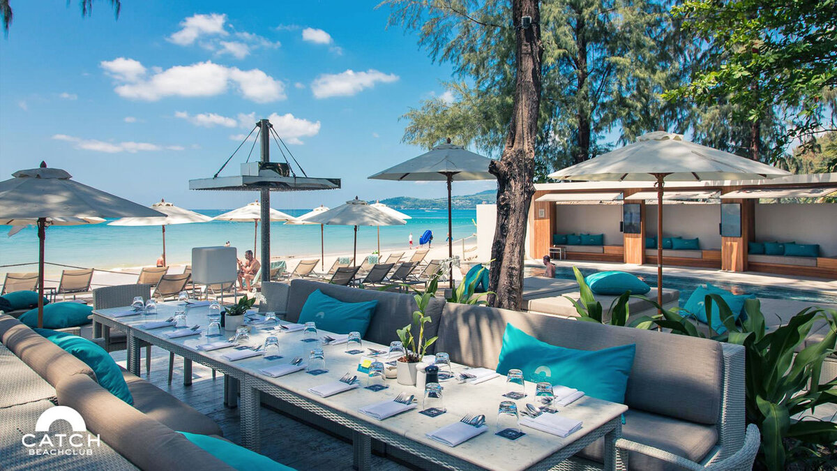 Beach club. Catch Beach Club Phuket. Пляжный клуб. Ресторан Зума Пхукет. Club Moscow Пхукет.