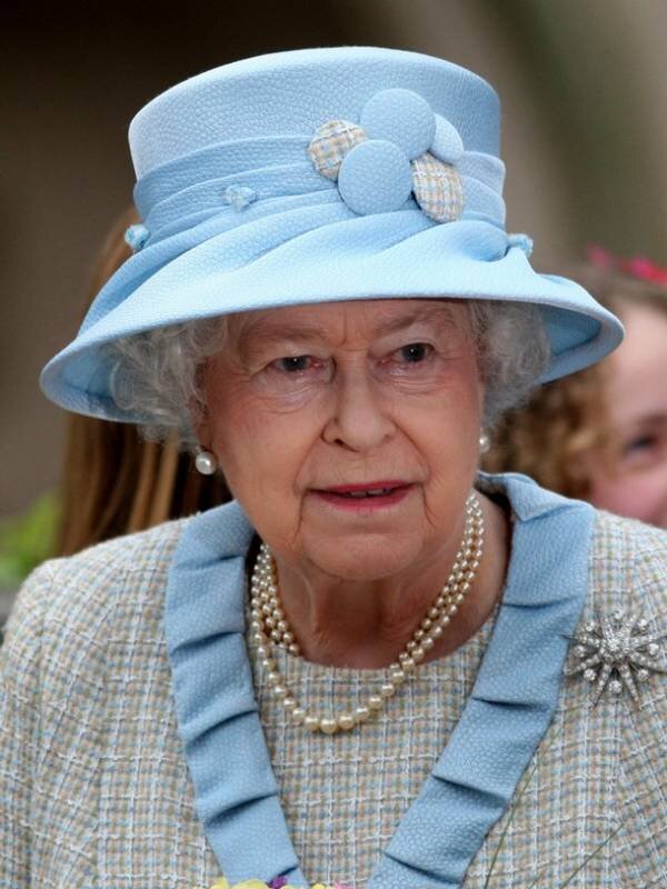 Шляпки елизаветы 2. Шляпки королевы елизаветы 2. Шляпки елизаветы 2. Броши королевы великобритании елизаветы. Шляпа королевы.