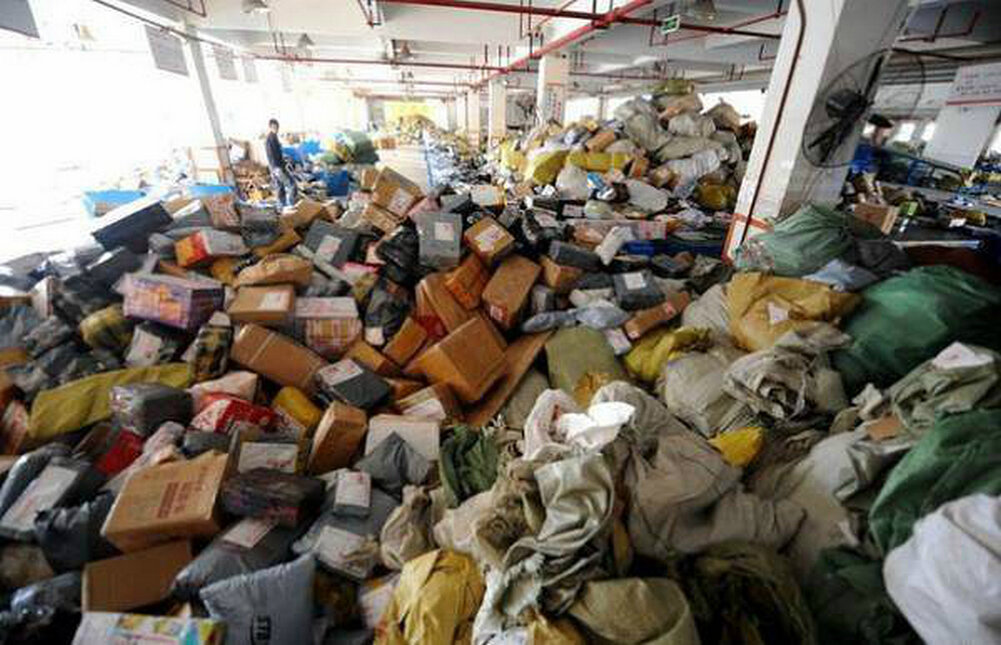 Что сейчас происходит с посылками. Разгрузка почты россии. Доставщик товаров. Почта. Сортировка почты.