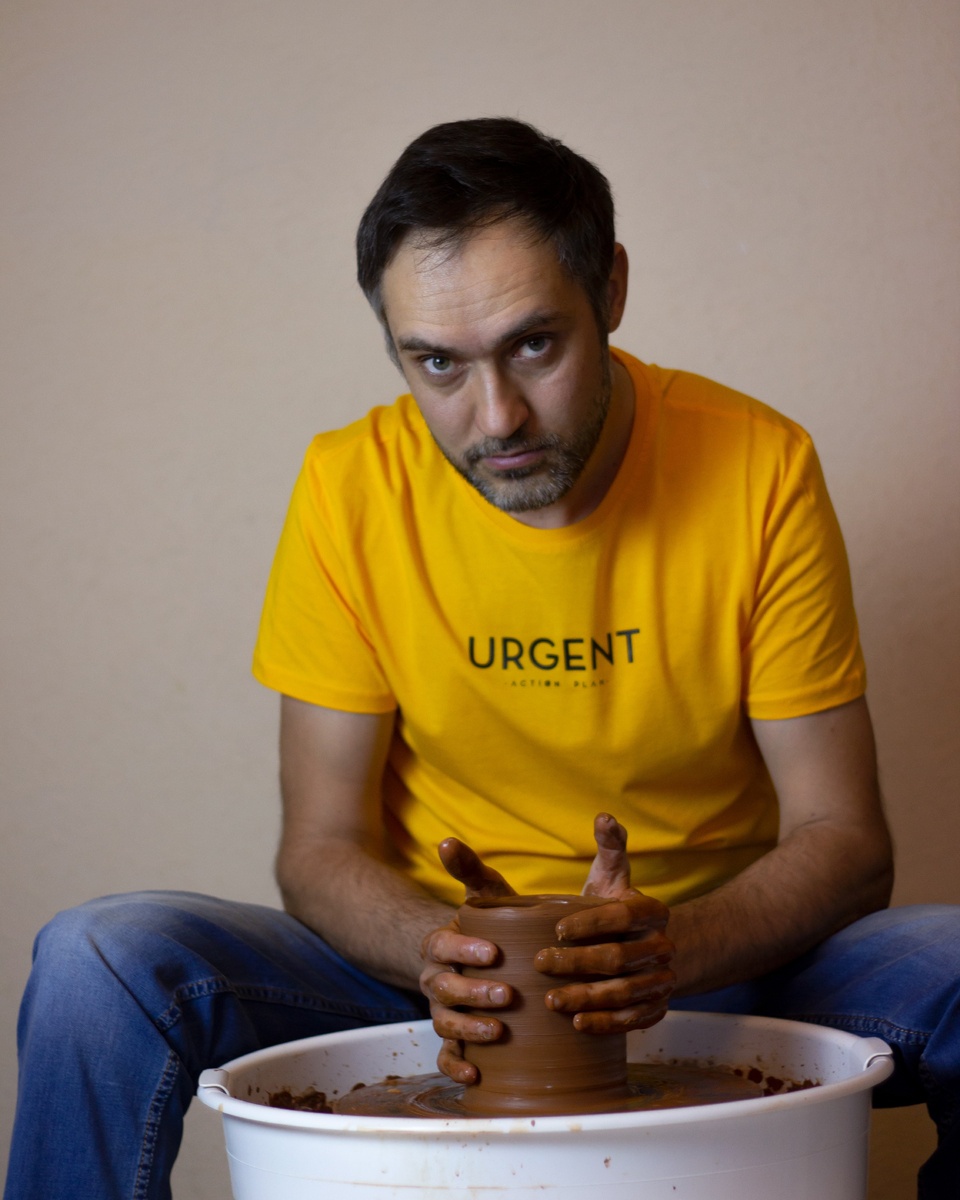 
У нас в голове всегда сложный план. ВСЕГДА!
⠀
Год назад у меня начала наконец-то получаться посуда. И некоторые стали интересоваться, но цены пугали людей.😳 Ручная работа не дешевая.
⠀
Я всё думал, как продавать. В голове был сложный план, что нужно давать рекламу и прочее.😓 Такой план работает хреново.
⠀
Я стал делать ББ на то, что людям нравится моя посуда, приносит наслаждение, и они ее покупают. 😀И тут началось волшебство. 🌈
⠀
Кто в теме, знает, что ББ - техника, настраивающая подсознание на цель, которая потом сама собой сбывается, и от других людей приходят интересные предложения. Остается только сказать "Да".🤩
⠀
Один знакомый узнал, что я гончар, предложил написать про меня статью. Я согласился.😀 Статья попала в местную газету. Люди прочитали и стали заказывать посуду. Много посуды.😍 Например, хотели 1 кружку, но купили 4, и потом еще 5 заказали.👑
⠀
Статью прочитало руководство музея, и предложило участвовать в международном творческом фестивале. 👍 Я согласился. Для фестиваля сделал множество разной посуды. И до начала фестиваля, почти всю ее раскупили. 😳Сделал еще.
⠀
На фестивале красовался большой стол с посудой. Но продал только 3 ложки и 2 брошки. 
⠀
Подошла девушка 💃 фотограф, и сказала, что всю жизнь мечтала фотать такое. Я согласился. И она сделала просто магические фотки. 🦹‍♀️ Которые продали всю посуду. И я обрёл классного фотографа. Те первые фото до сих пор приводят ко мне новых клиентов. 👯‍♀️ О том, что все сложится так легко я и подумать не мог.
⠀
В голове сложный план, потому что мы не знаем простого. Но Вселенная знает. И может нам подсунуть, если мозг 🧠 будет правильно настроен на цель. Тогда подарки начинают камазами вваливаться в нашу жизнь.
⠀
ББ как раз настраивает мозг на цель.
⠀
Для тех, кто хочет волшебства и имеет цель, со 2 февраля начинается 35-дневный марафон где каждый участник сможет:
⠀
🔥 Делать технику ББ правильно, регулярно и до конца
🔥 Получать от меня обратную связь
🔥 Поддерживать друг друга
⠀
В день понадобится 20-30 минут времени.
⠀
Стоимость участия 1500р
⠀
В марафоне только 30 мест, из которых осталось 8.☝️
⠀
Для участия переходите по ссылке https://taplink.cc/goodmanceramic/p/1f6509/