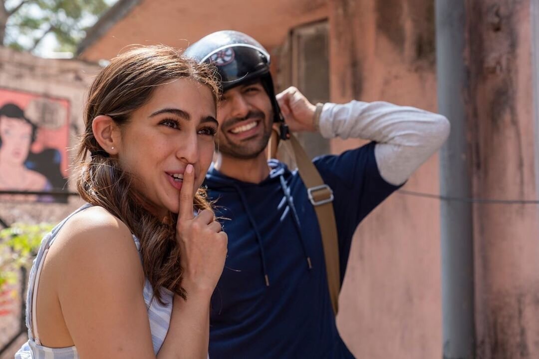 Сара Али Кхан и Картик Аарян (кадр из фильма) / источник: saraalikhan95/