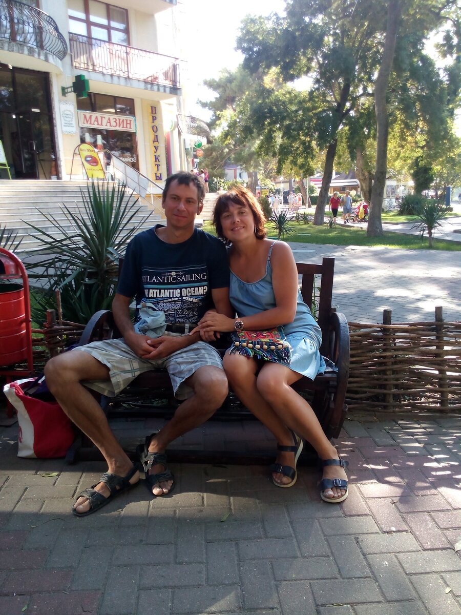 На набережной Геленджика я с женой после вкусного обеда в ресторане (середина сентября 2017 года).