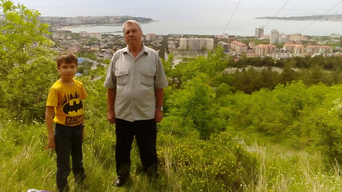 Мой сын и тесть во время подъема на Маркотхский хребет (май 2019 года)