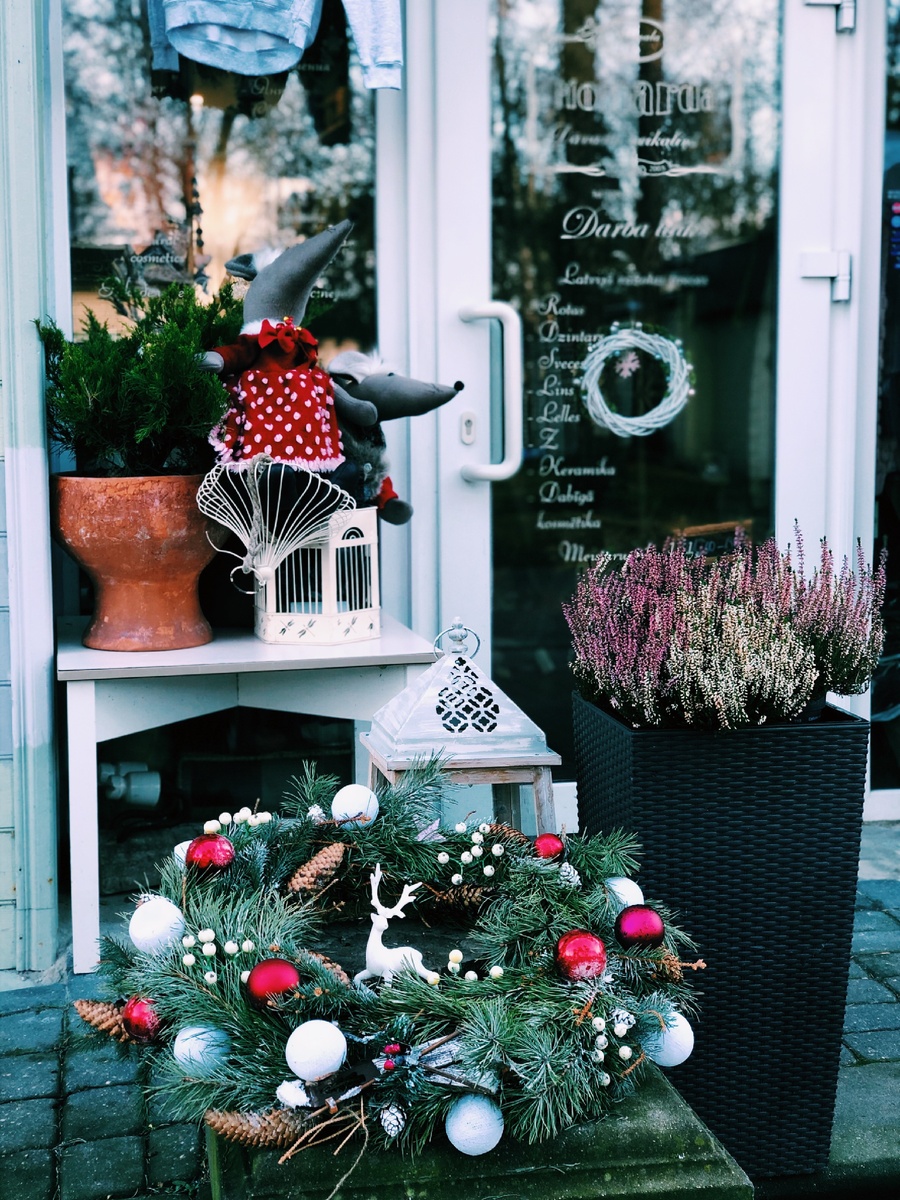 Атмосфера Рождества в сувенирном магазине.