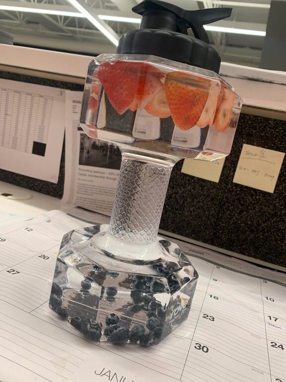  Клубника плавает, а черника тонет. Более сладкие,  склонны к погружению, глюкоза является довольно тяжелой молекулой.