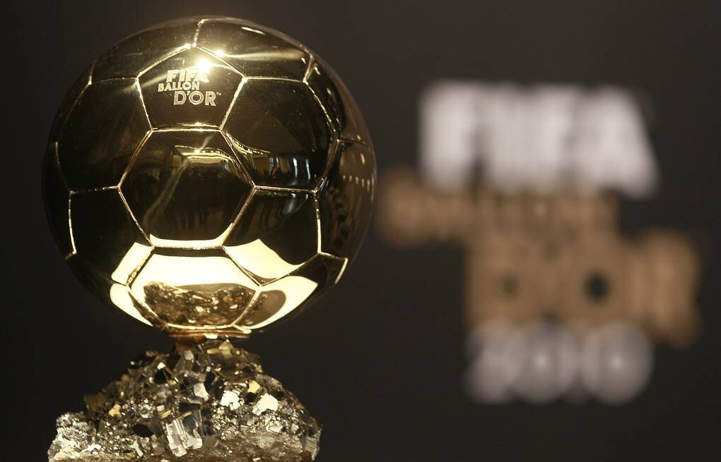 В 2010 году две награды — «Золотой мяч по версии France Football», вручавшаяся лучшему футболисту года с 1956 по 2009 год и «Игрок года ФИФА» были объединены.