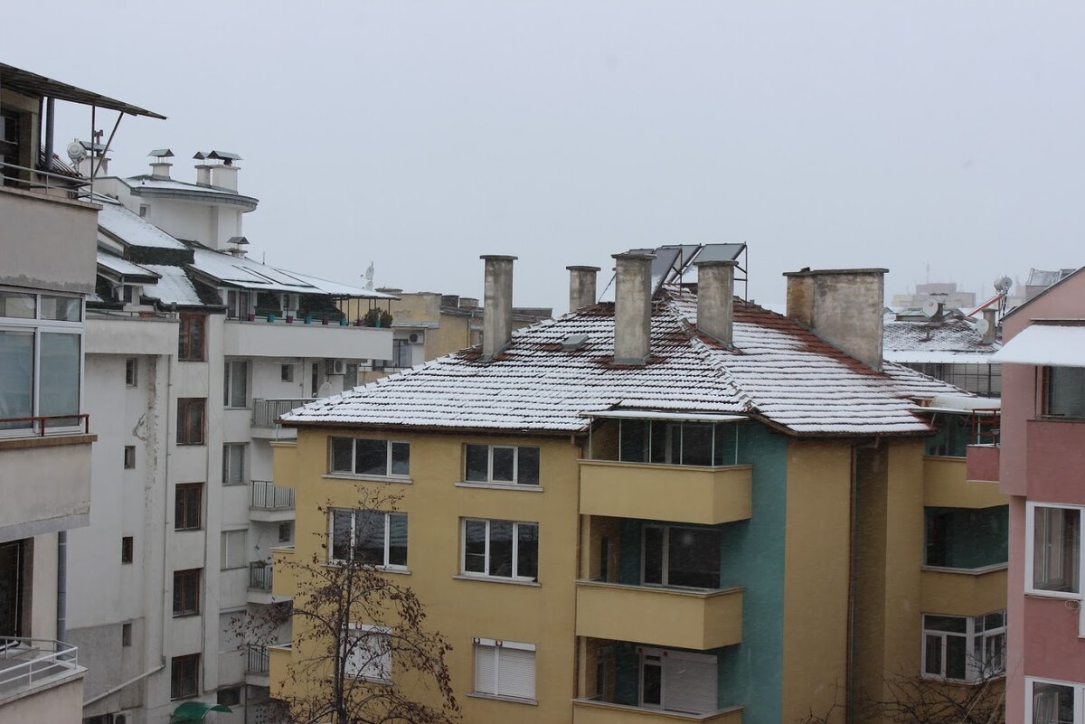 Снег на фото не видно, но он сыпался постоянно. А на крышах уже и по-настоящему лежал