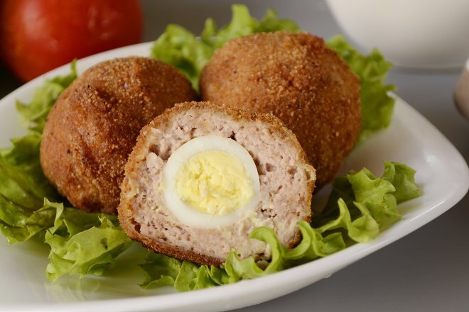 Сегодня готовили шарики из мясного фарша с начинкой. В фарш будут заворачиваться варёные перепелиные яйца. Из указанных ингредиентов у меня получилось 24 довольно крупных шариков.