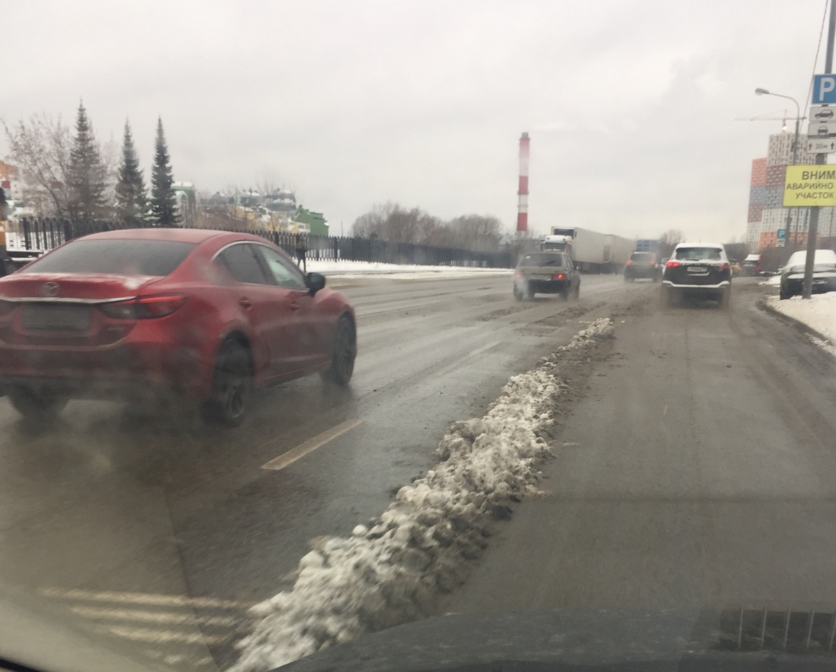 Это целые крепкие булыжники из снега и воды . Бьют слышно и больно по кузову ! 