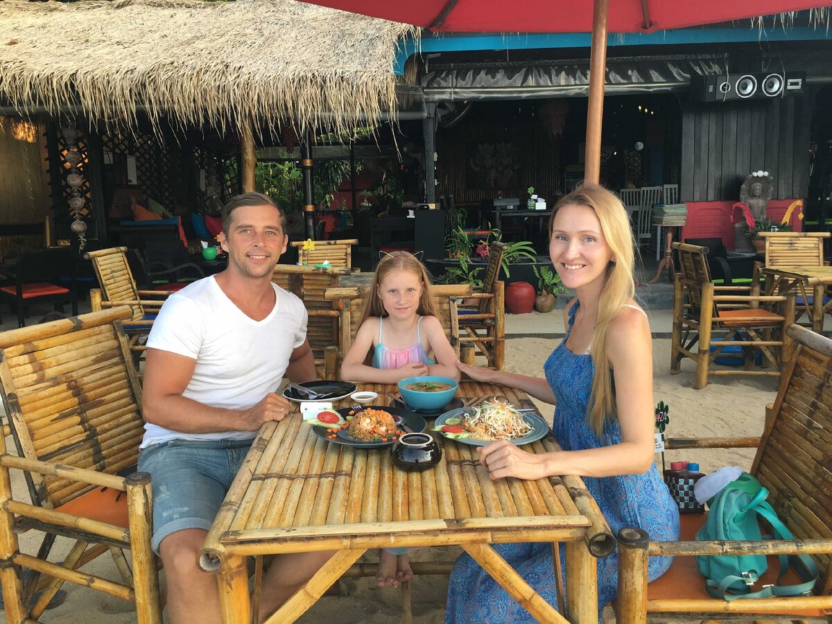 Тайское кафе на пляже Маенам. Остров Самуи.