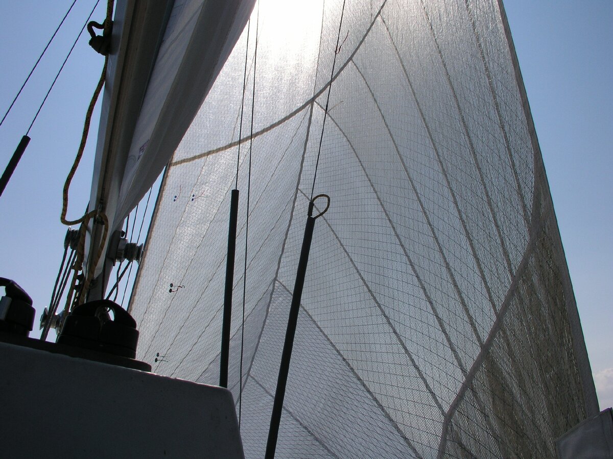 Яхта на курсе острый бейдевинд перед поворотом оверштаг