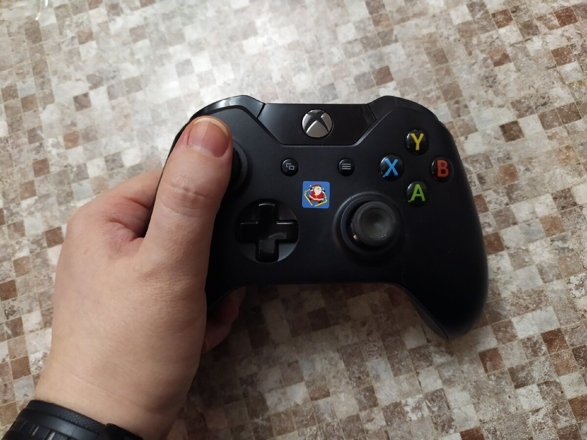 Чтобы не путаться, мы с мужем обзавелись наклейками на геймпадах