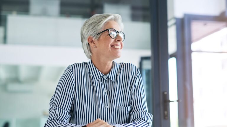 «Вы можете не контролировать все события, которые происходят с вами, но вы можете принять решение не зависеть от них», — Майя Анжелу. Фото: sixtyandme.com