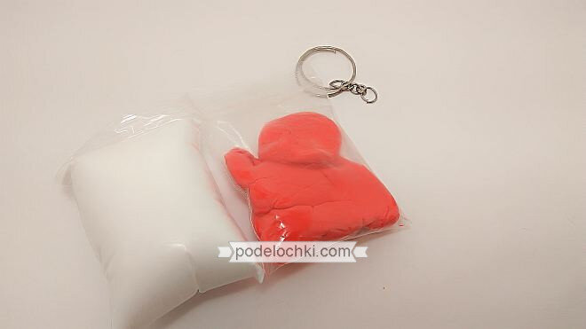 
2. Из красной массы сразу скатайте шарик. Нет необходимости разминать ее в руках.