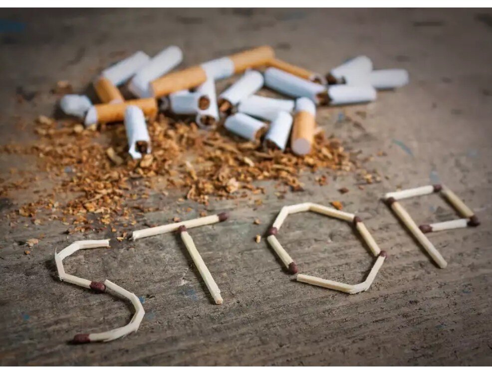 Задумывался ли хоть один курильщик, какой вред он наносит своему организму. Каждая сигарета, каждая затяжка – это, по сути, небольшой шажок в могилу, причём идти туда в одиночку не получится, ведь рядом с курящим всегда находятся его близкие: семья, друзья, коллеги. Вдыхая табачный дым, они гробят своё здоровье, разрушают иммунную и дыхательную систему, вредят сердцу и сосудам. Больше всех страдают дети: их организм ещё не научился защищаться от табачного дыма, поэтому все реакции происходят вдвойне активнее. Имея курящих родителей, они с младенчества знакомятся с одышкой, затяжным кашлем и охриплостью, и с каждым годом будет только хуже - такова цена пагубной привычки.