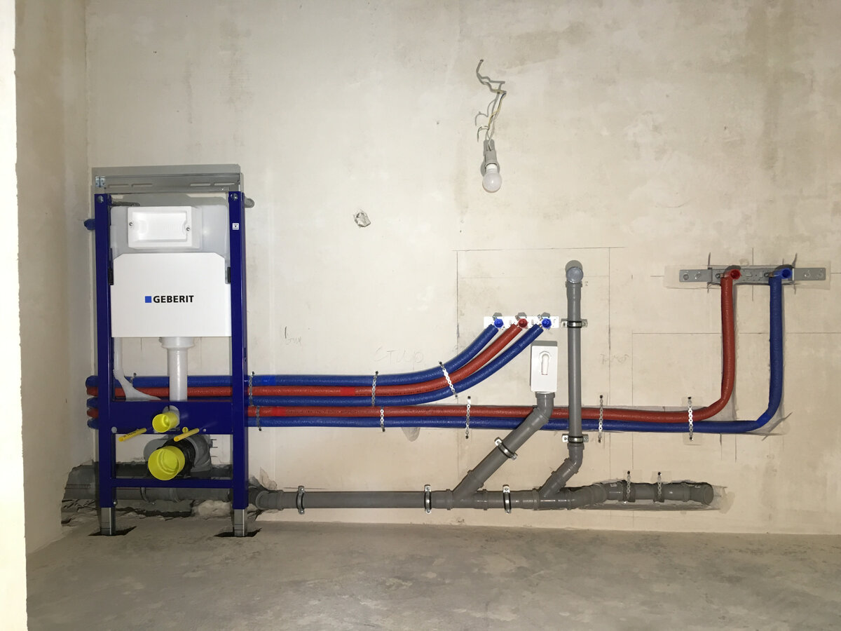 Разводка воды и канализации в ванной комнате.