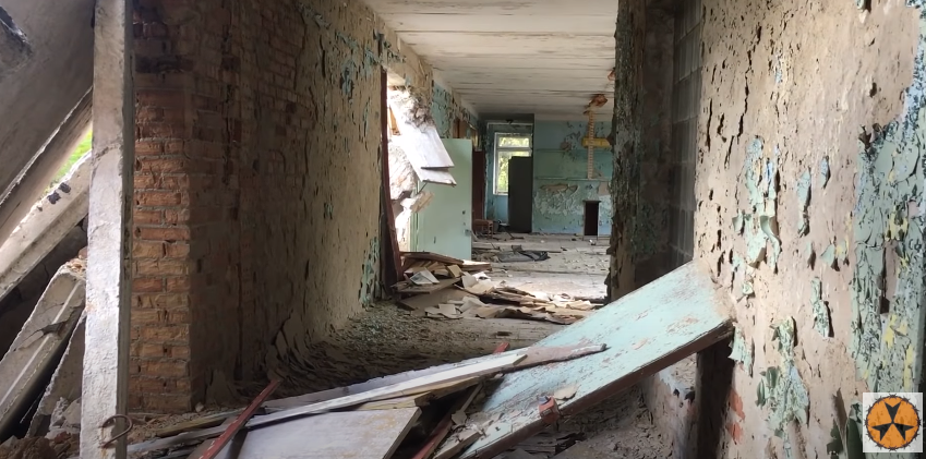 Как разрушается Припять сегодня. Зашли внутрь школы, где обвалилась часть здания. Апрель 2020