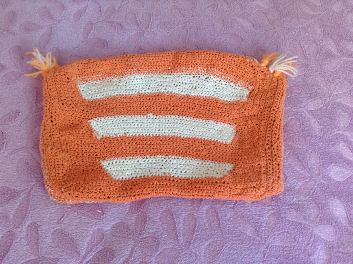 Прямоугольный чехол для подушки  связан крючком.