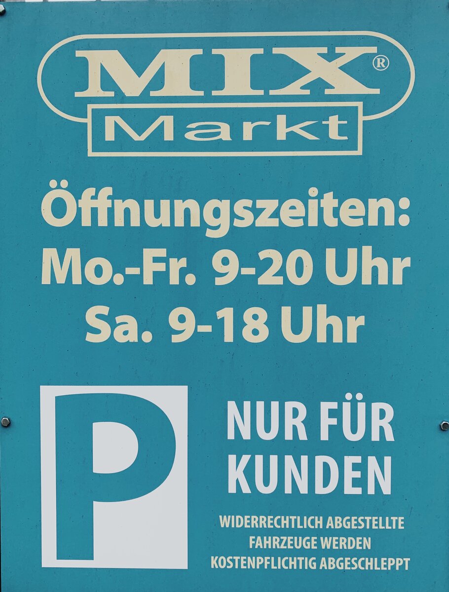 Табличка у входа в магазин.