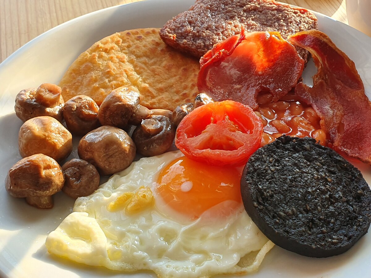Английский завтрак 4. Английский завтрак 19 век. Фул Инглиш Брекфаст. Английски завтрак. Классический английский завтрак.