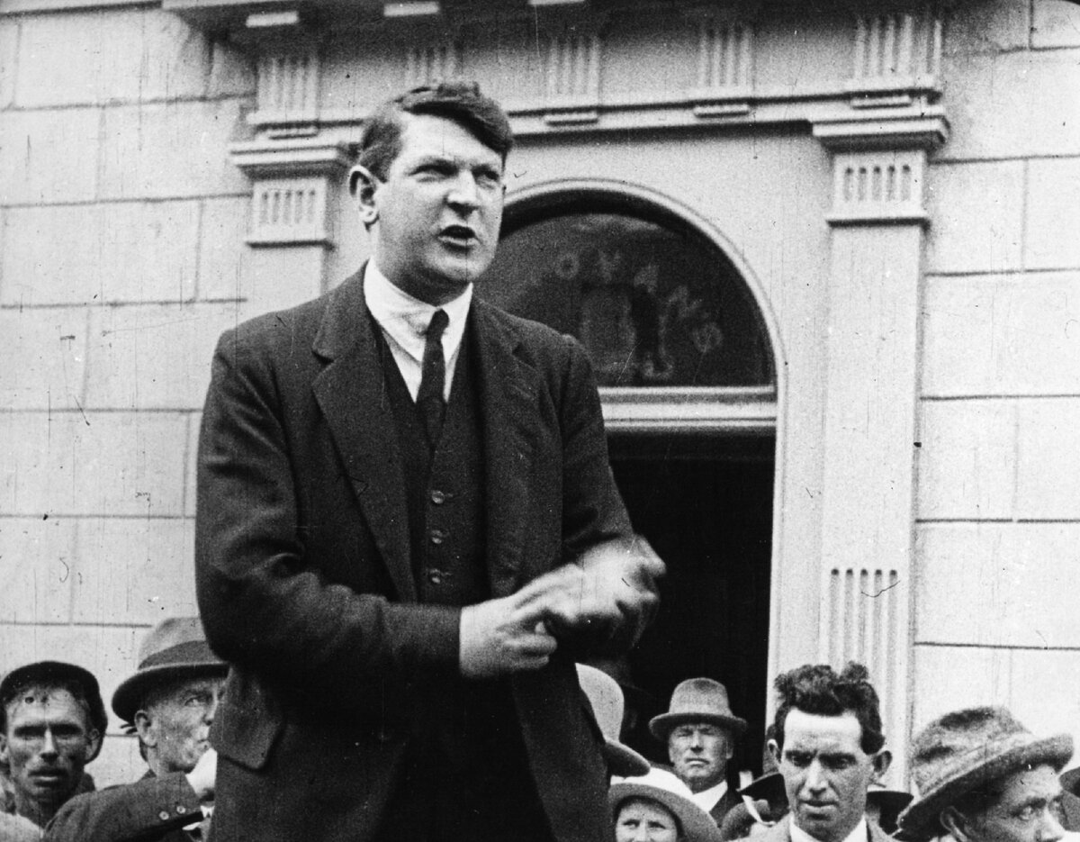 Майкл Коллинз на митинге. Источник: https://collinsassassination.wordpress.com/2015/02/27/michael-collins-threats-played-no-part-in-signing-the-treaty/amp/