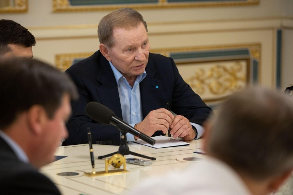 Стороны продолжили обсуждение открытия новых КПВВ на линии разграничения, в частности в Золотом