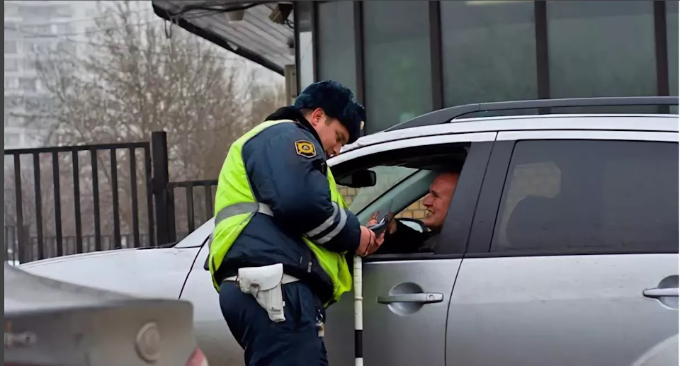 Сотрудник проверяет документы