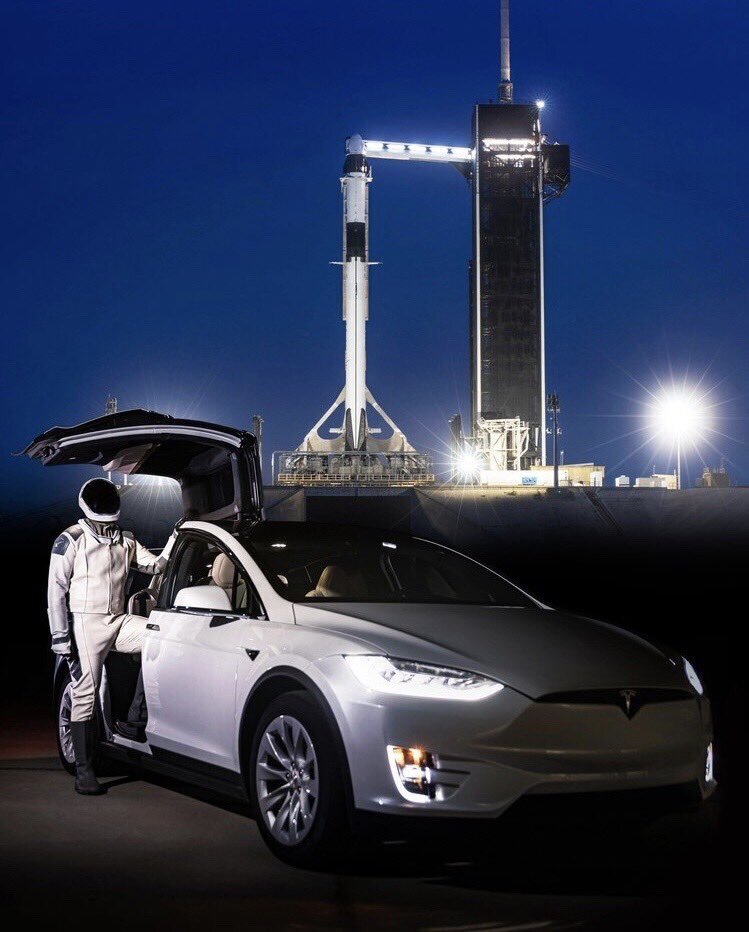 Crew Dragon и Tesla.