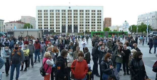 Многокилометровые подписи в поддержку кандидата в Белорусии