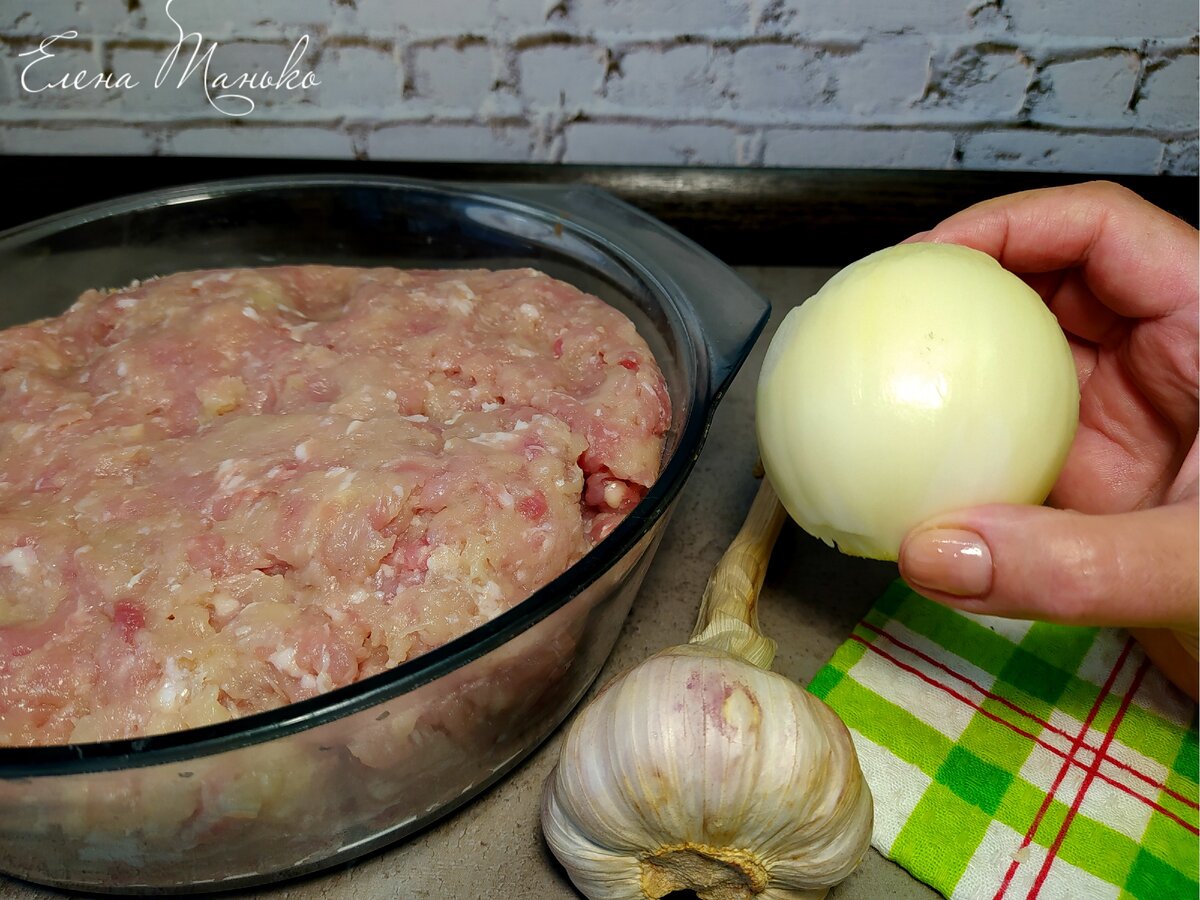 Каким бы ни был фарш, но лук в него добавляют абсолютно все. 