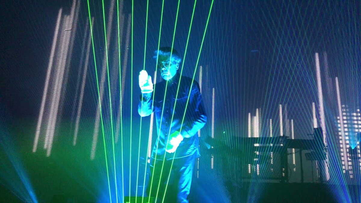 Лазерная арфа — электронный музыкальный инструмент, состоящий из нескольких лазерных лучей, которые нужно перекрывать ладонью.