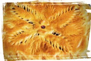 Тесто заквашивается на опаре. Оно должно быть средней густоты. Для опары берут третью часть муки,  приготовленной для пирога. Опару замешивают на кипячёной воде комнатная температура. Дрожжи разводят отдельно в тёплой воде и перемешивают с мукой и водой.
Опара выстраивается в тёплом месте 2-2,5 часа, в зависимости от силы дрожжей. Когда опара будет готова, добавьте в неё соли,  0,2 литра тёплой кипячёной воды, немного сахарного песку, взбитого с яйцами (один желток оставить для смазки), подогретое сливочное масло, перемешанное с сахаром, и остальную муку. Всё это нужно хорошо промесить и поставить в тёплое место. Во время брожения тесто следует 1-2 раза обминать, тогда пирог получится более пышным.
Приготовление начинки: мак предварительно замачивается в кипячёной воде в течение 4-6 часов. Потом его смешивают с сахаром и пропускают через мясорубку или растирают в ступе. Полученную смесь мака с сахаром слегка подсушивают, разложив её на чистой салфетке.
Когда тесто подойдёт, поделите его на куски весом примерно по 400 г каждый и раскатайте в круглую лепешку. Лепёшку положите в круглую форму, предварительно смазанную животным маслом, и равномерно  промажьте её маковой начинкой, а потом покройте другой лепешкой. Края нижней и верхней лепёшек соедините. После этого пирог поставьте в теплое место на 30-40 минут. Перед посадкой в печь верх теста в нескольких местах накаливается лучинкой (вилкой) и густо смазывается  яичным желтком. Печётся пирог 20-30 минут при температуре 210-220 градусов.
Для пирога надо взять: 600 г муки пшеничной высшего сорта, 150 г сахарного песку, 100 г сливочного масла,  2 яйца, 1/5 палочки дрожжей и стакан тёплой кипячёной воды, соль кладут по вкусу.
Для начинки: 300 г мака, 150 г сахарного песку и гранёный стакан кипячёной воды (в которой распаривается мак).
Приятного аппетита!
Ставьте лайки и подписывайтесь на канал.