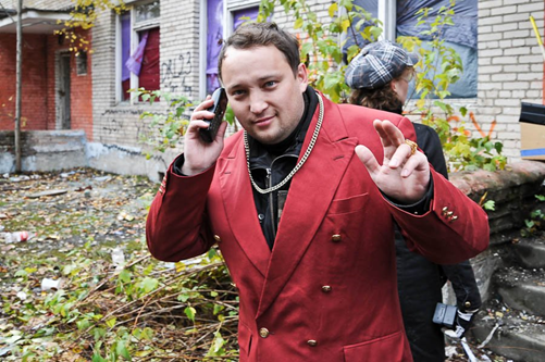 Этого человека часто приводят в качестве эталона бандюгана лихих 90-х. Спешу Вас огорчить, это образ стереотипного бандита, со страйкбольной игры проходившей в 2010  году. фото из открытого источника.